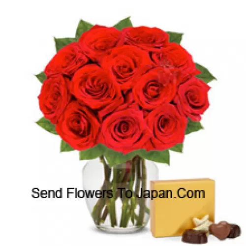 11 roses rouges avec quelques fougères dans un vase en verre accompagné d'une boîte de chocolats importée