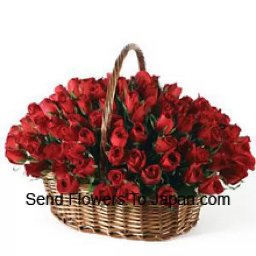 Una bellissima disposizione di 101 rose rosse con riempitivi stagionali