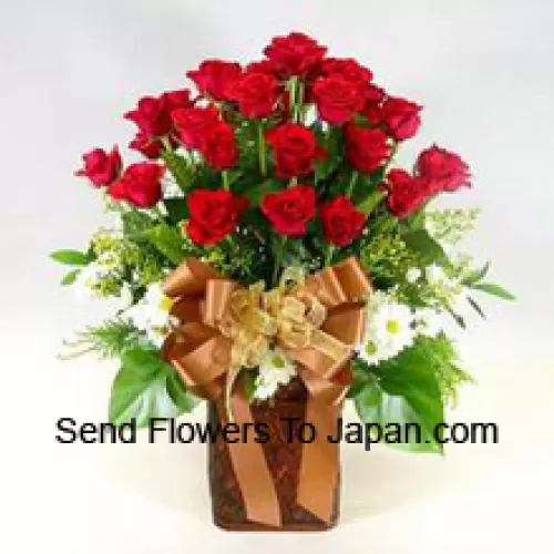 23 rote Rosen und 14 weiße Gerberas mit saisonalen Füllern in einer Vase