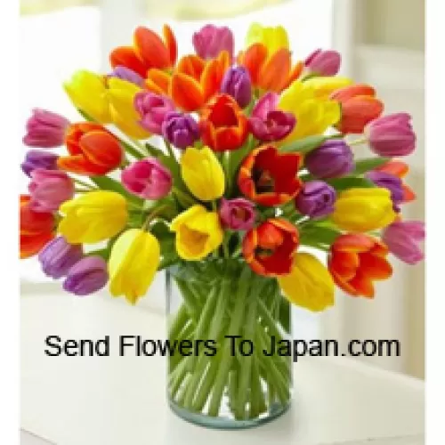 Tulipani colorati misti in un vaso di vetro - Si prega di notare che in caso di non disponibilità di certi fiori stagionali, gli stessi verranno sostituiti con altri fiori dello stesso valore