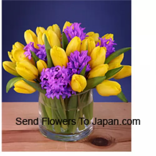 Schön arrangierte gelbe Tulpen in einer Glasvase - Bitte beachten Sie, dass bei Nichtverfügbarkeit bestimmter saisonaler Blumen diese durch andere Blumen mit gleichem Wert ersetzt werden.