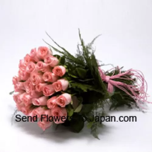 Ein wunderschöner Strauß aus 51 rosa Rosen mit saisonalen Füllern