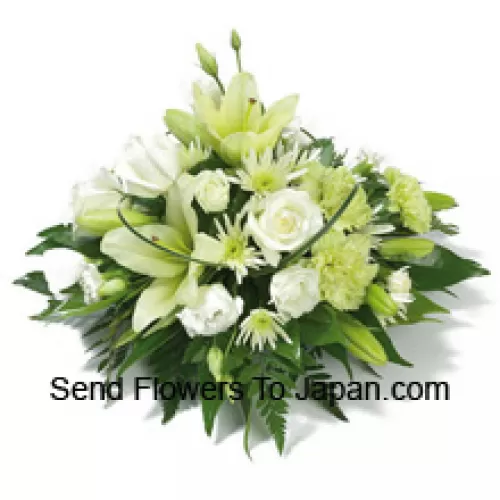 Ein wunderschönes Arrangement aus weißen Rosen, weißen Nelken, weißen Lilien und verschiedenen weißen Blumen mit saisonalen Füllern