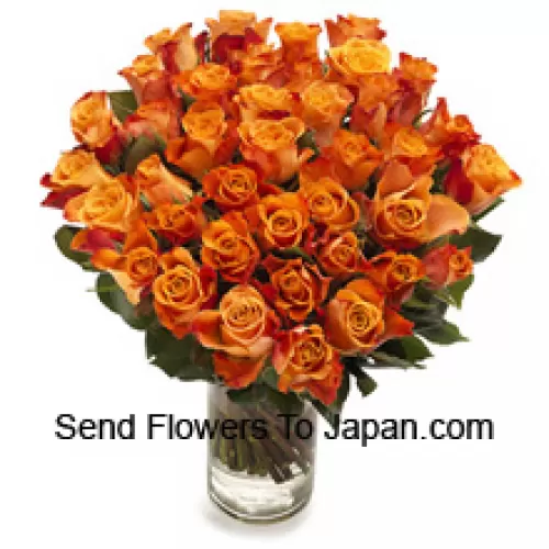 51 Orange Rosen mit saisonalen Füllstoffen in einer Glasvase