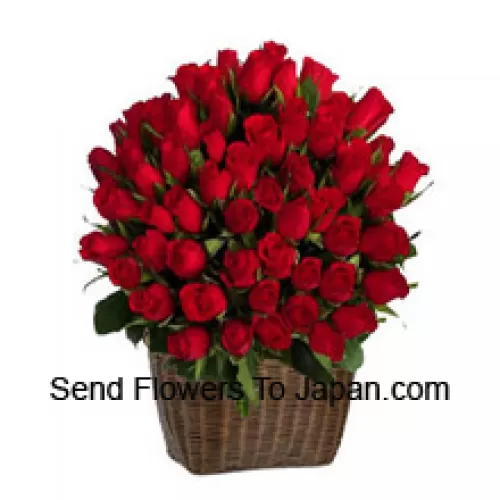 Un alto cesto di 75 rose rosse con riempitivi stagionali