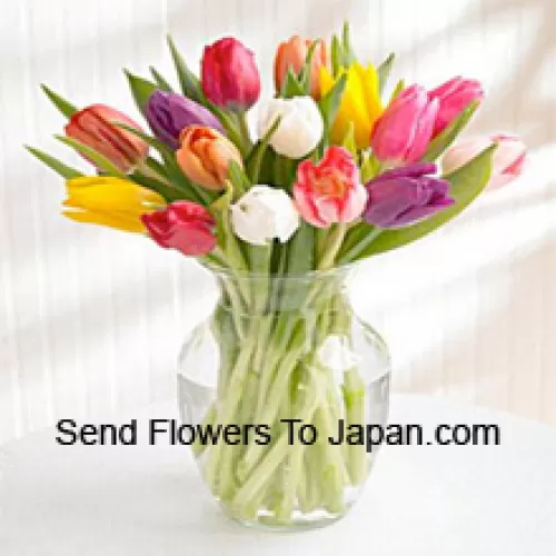 Tulipes colorées mélangées dans un vase en verre - Veuillez noter que en cas de non disponibilité de certaines fleurs saisonnières, celles-ci seront substituées par d'autres fleurs de même valeur