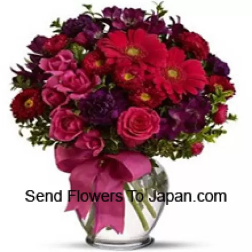 Roses roses, géraniums rouges et autres fleurs assorties disposées magnifiquement dans un vase en verre - 37 tiges et remplissages