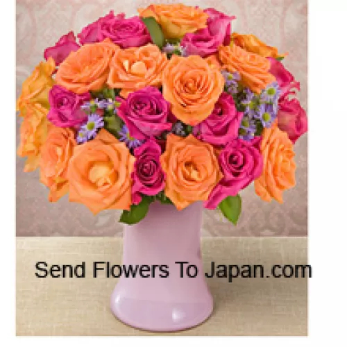 15 Pink und 10 Orange Rosen mit saisonalen Füllern in einer Glasvase