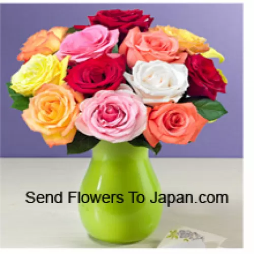 11 roses de différentes couleurs avec quelques fougères dans un vase