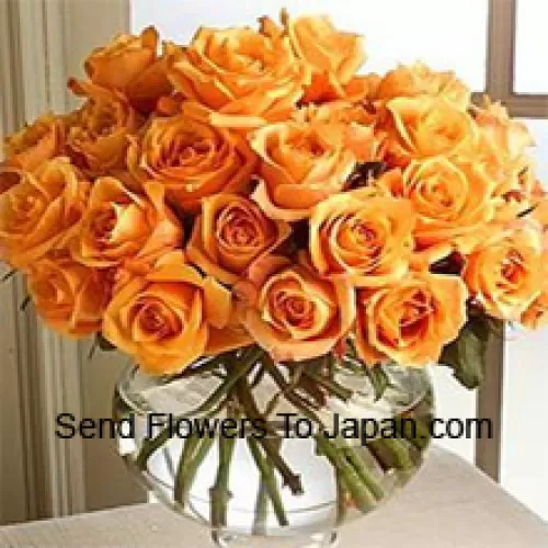 25 Rose Arancioni con alcune Felci in un Vaso di Vetro