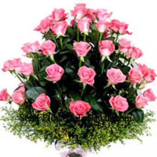 Panier de 31 roses roses avec des remplissages saisonniers