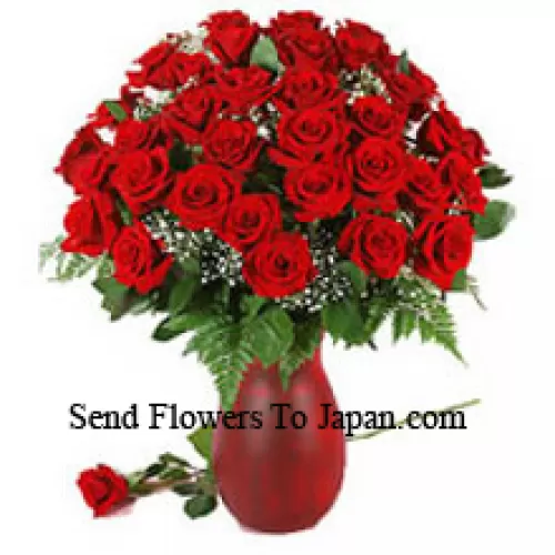 41 rote Rosen und saisonale Füllstoffe in einer Glasvase