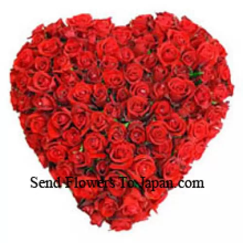 Arrangement en forme de cœur de 101 roses rouges