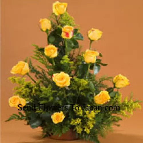 Panier de 11 roses jaunes avec des remplisseurs