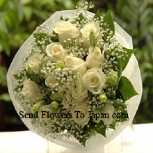 Bouquet de 12 roses blanches avec des remplisseurs