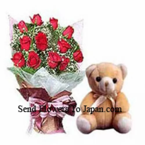 Mazzo di 11 rose rosse con riempitivi e un piccolo orsacchiotto carino