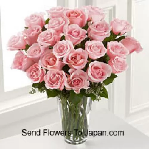 25 Rosa Rosen mit einigen Farnen in einer Vase