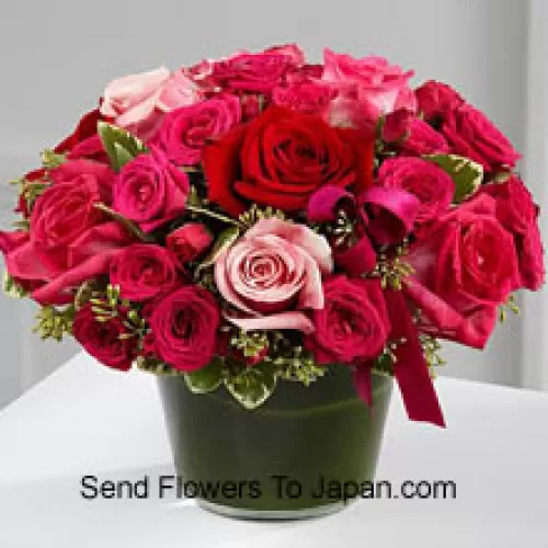 Ein wunderschöner Korb mit roten, dunkelrosa und hellrosa Rosen. Insgesamt hat dieser Korb 24 Rosen.