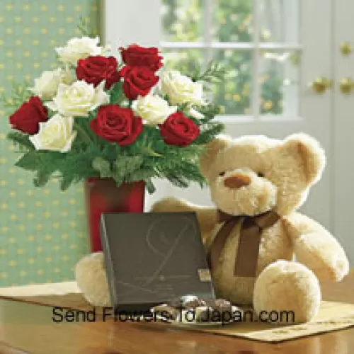7 roses rouges et 6 blanches avec des fougères dans un vase, un mignon ours en peluche brun clair de 10 pouces et une boîte de chocolats
